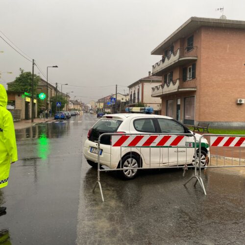 Via Genova a Spinetta chiusa per allagamenti. Sacchi di sabbia per bloccare l’acqua