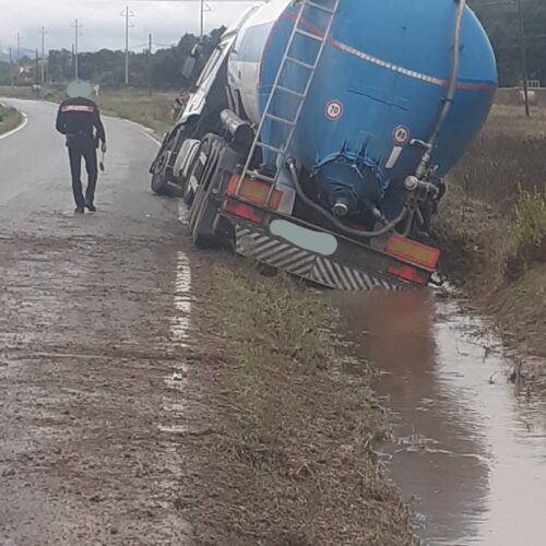 Mezzo pesante finisce fuori strada lungo la Sp185 a Silvano d’Orba