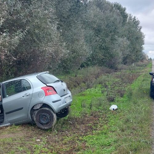 Automobilista perde controllo dell’auto e finisce fuori strada a Pomaro