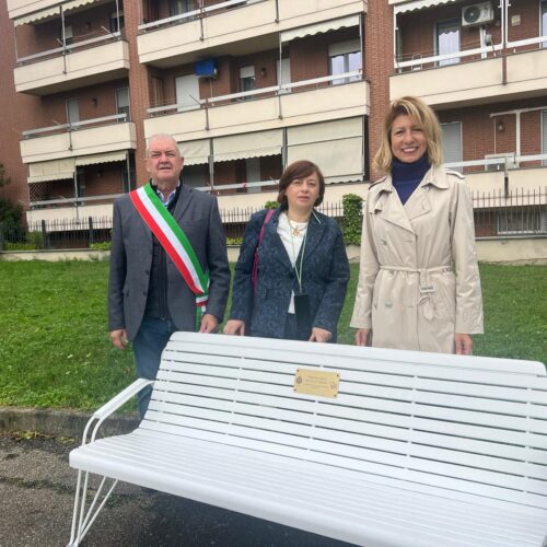 A Valenza inaugurata la panchina “amica dell’allattamento”