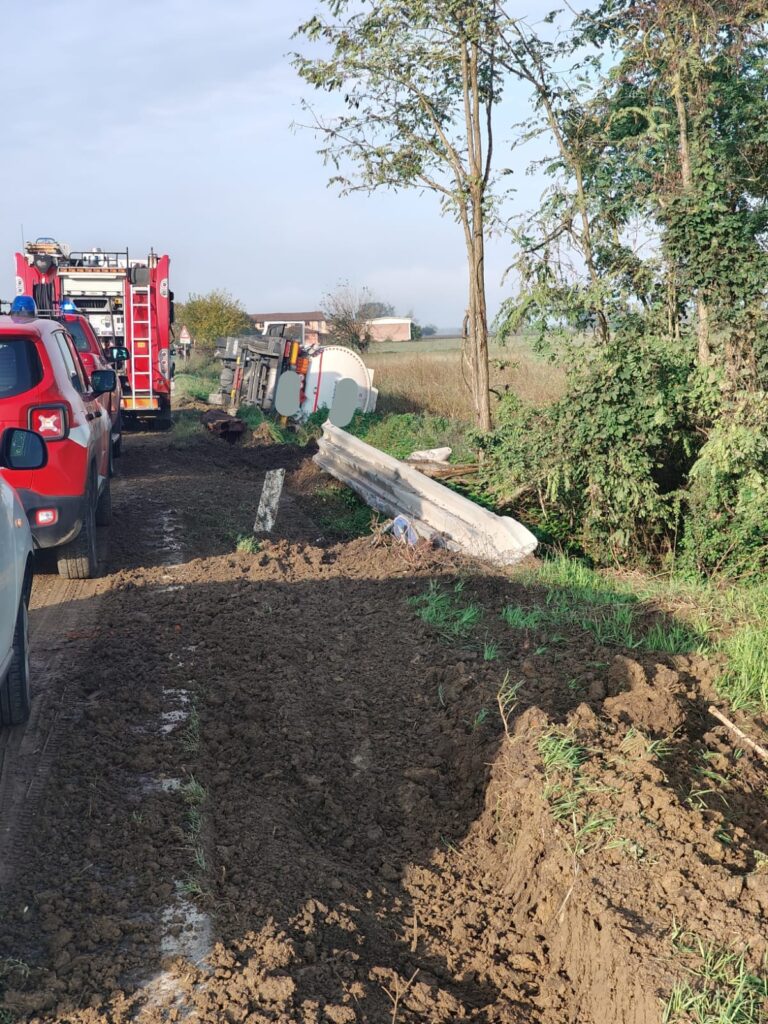 Autocisterna rovesciata Borgoratto