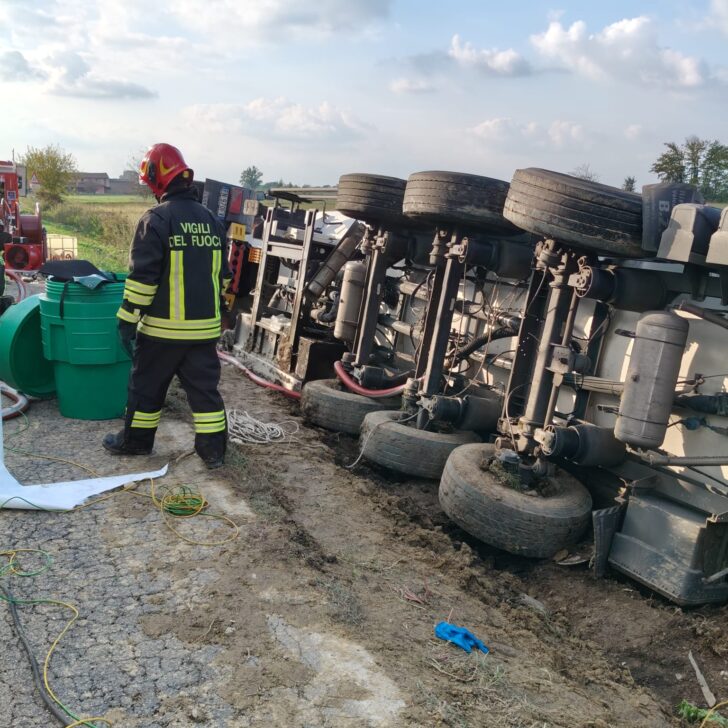 Autobotte rovesciata: iniziate operazioni travaso. Strada chiusa per diverse ore