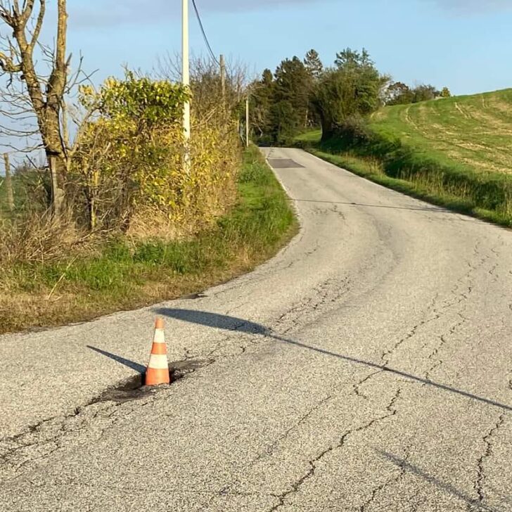 Automobilisti disperati: crateri, cedimenti e perfino un birillo in una buca