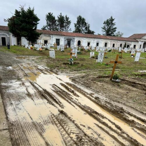 Fango e acqua in alcune zone del cimitero: cittadini chiedono intervento prima delle feste per i defunti