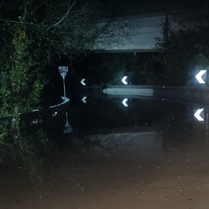 Bormida minaccioso ad Acqui: fiume raggiunge la pista ciclabile. Chiusa rampa a Ponti