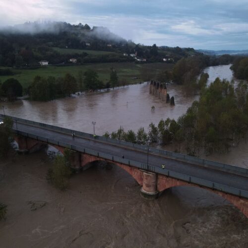 Protezione civile al lavoro ad Acqui per sistemare barriere anti inondazione