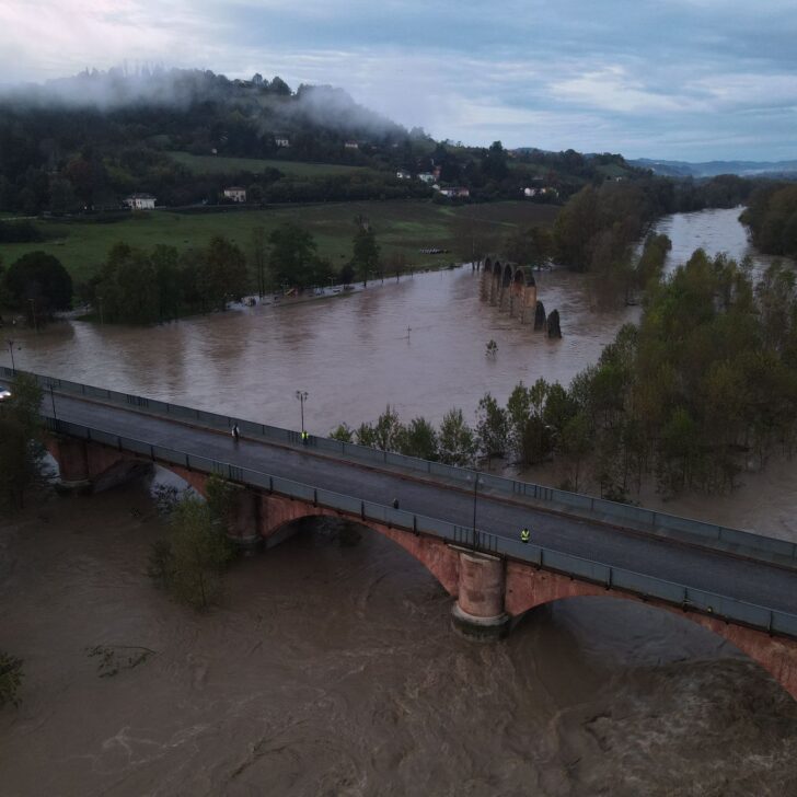 Protezione civile al lavoro ad Acqui per sistemare barriere anti inondazione