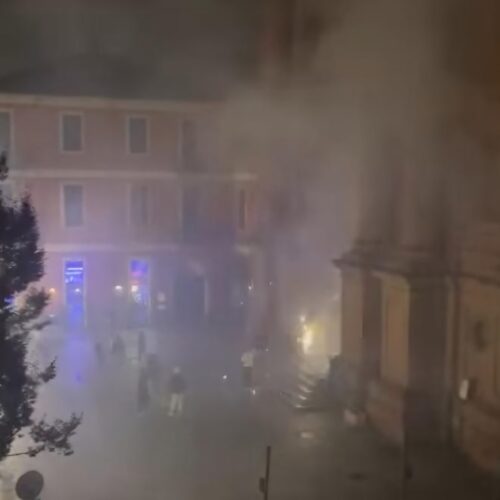 Fuochi d’artificio all’ingresso della chiesa in piazza Santo Stefano: molti cittadini indignati