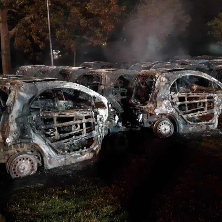 Incendio nell’area di sosta a Milano Fiori: notte di lavoro per i vigili del fuoco