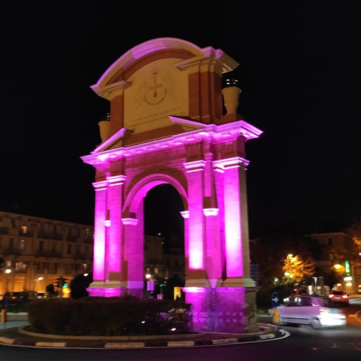 Ad Alessandria l’arco di piazza Matteotti illuminato di rosa per la campagna contro il tumore al seno