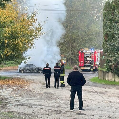 Auto in fiamme a Valenza vicino al fiume Po: l’intervento dei Vigili del Fuoco