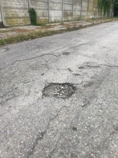 Buche ed erbacce in via Pasino ad Alessandria, una cittadina: “Situazione insostenibile”