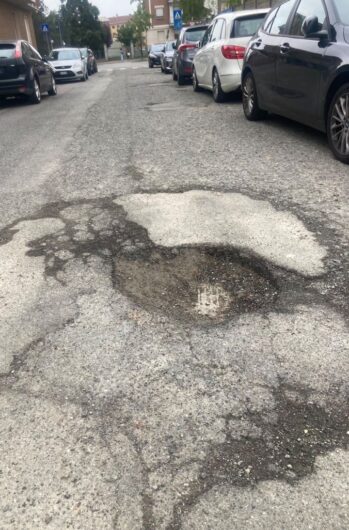 Buche ed erbacce in via Pasino ad Alessandria, una cittadina: “Situazione insostenibile”