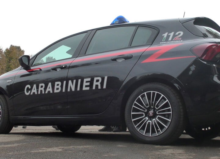 Sorpresa a rubare dalle auto di un parking a Vigevano: arrestata