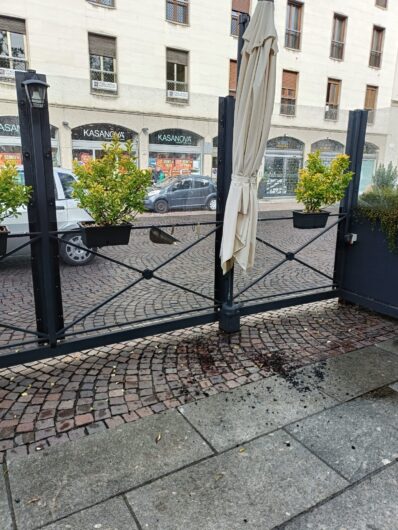 Vandali danneggiano il chiosco “Chivitos” in piazza della Libertà: “Se avete visto aiutateci”