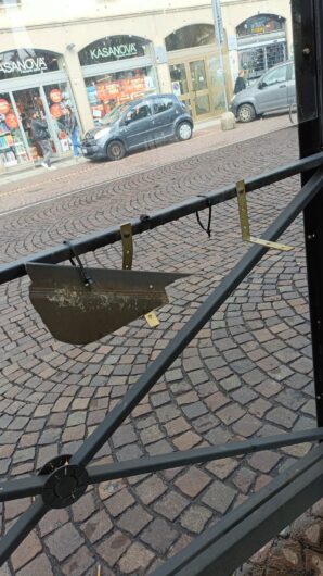 Vandali danneggiano il chiosco “Chivitos” in piazza della Libertà: “Se avete visto aiutateci”