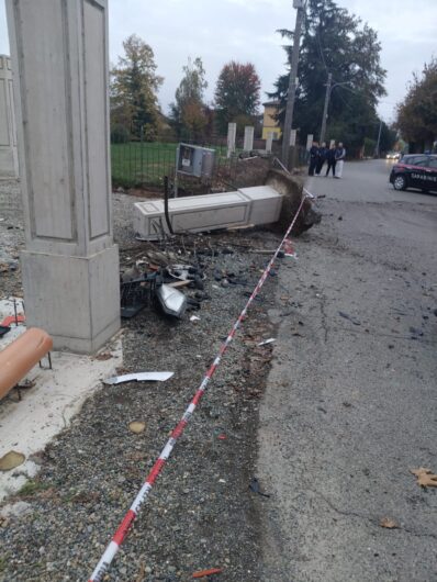 Furgone si ribalta in via Papa Giovanni XXIII a Frugarolo. Ferito il conducente