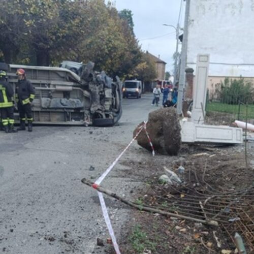 Furgone si ribalta in via Papa Giovanni XXIII a Frugarolo. Ferito il conducente