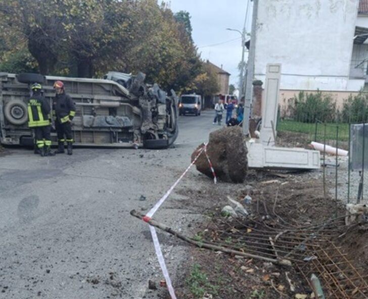 Furgone si ribalta in via Papa Giovanni XXIII a Frugarolo. Ferito il conducente