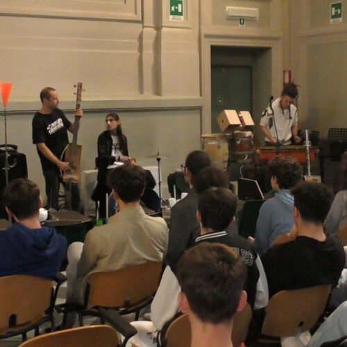 Quando la spazzatura diventa musica: al Liceo Eco il gruppo che trasforma materiali di recupero in strumenti