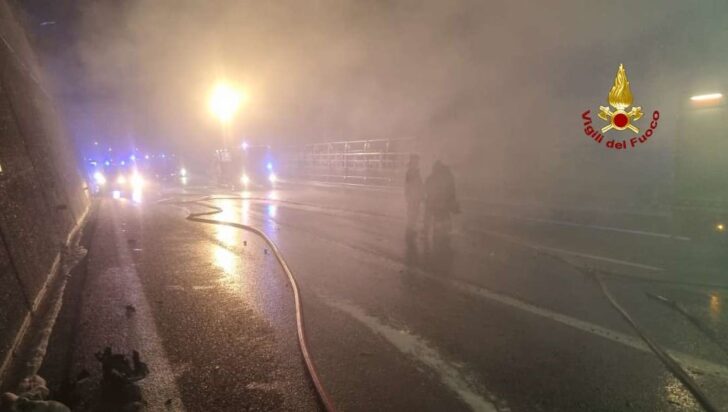 Scontro tra due camion sulla A26: tre persone ferite e autostrada chiusa. Vigili del Fuoco al lavoro