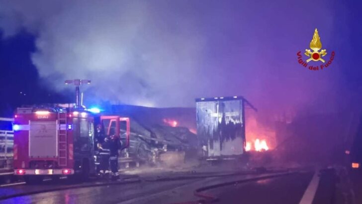 Scontro tra due camion sulla A26: tre persone ferite e autostrada chiusa. Vigili del Fuoco al lavoro