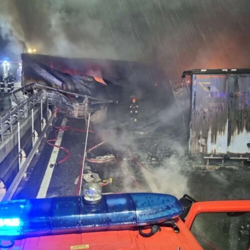 Scontro tra due camion sulla A26: tre persone ferite e autostrada chiusa. Vigili del Fuoco al lavoro