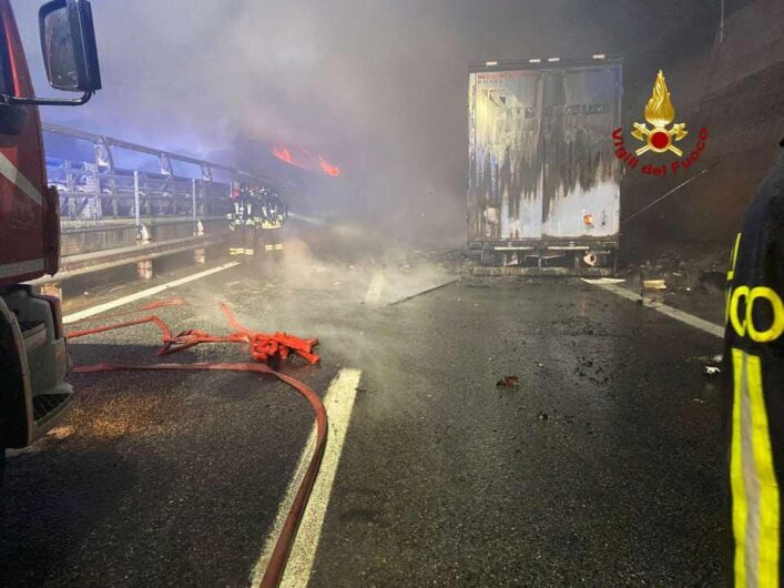 Scontro tra due camion sulla A26: tre persone ferite e autostrada chiusa. Vigili del Fuoco al lavoro