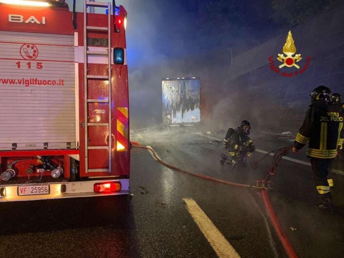 Scontro tra due camion sulla A26: tre persone ferite e autostrada chiusa. Vigili del Fuoco al lavoro