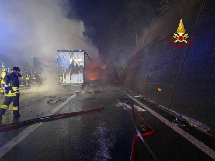 Scontro tra due camion sulla A26: tre persone ferite e autostrada chiusa. Vigili del Fuoco al lavoro