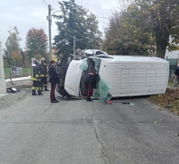 Furgone si ribalta in via Papa Giovanni XXIII a Frugarolo. Ferito il conducente