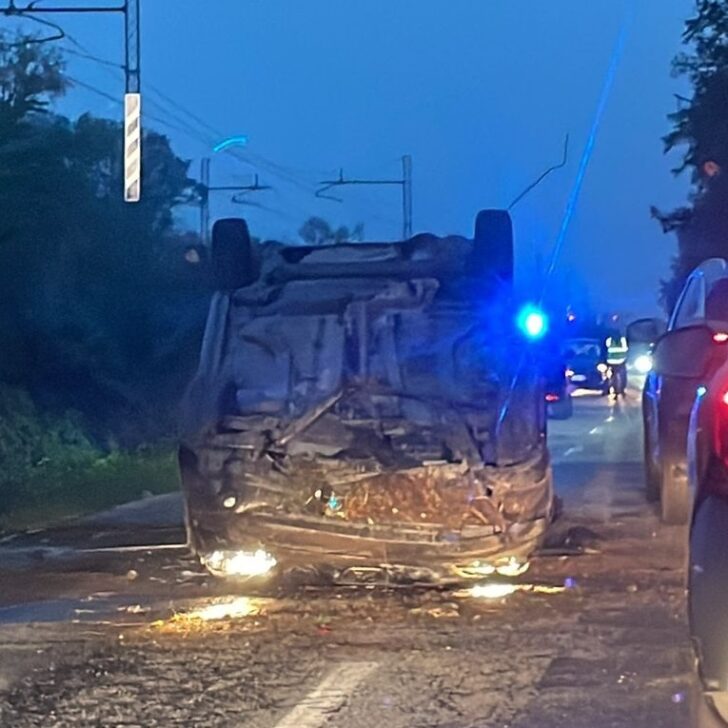 Incidente sul Ponte di Ferro a Valenza: un’auto ribaltata