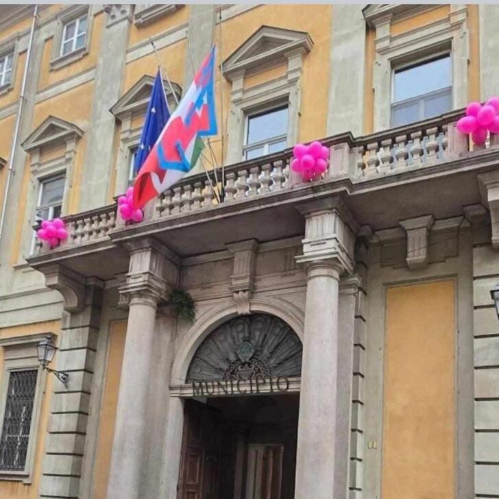 Prevenzione contro il tumore al seno: a Valenza palloncini rosa sul Municipio e non solo