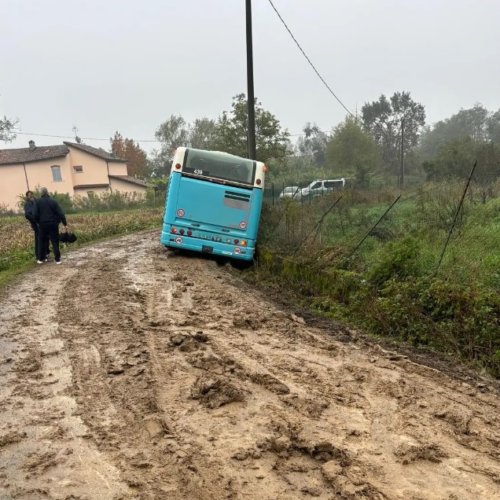 Tratto tra San Michele e Giardinetto coperto di fango. Pullman finisce fuori strada