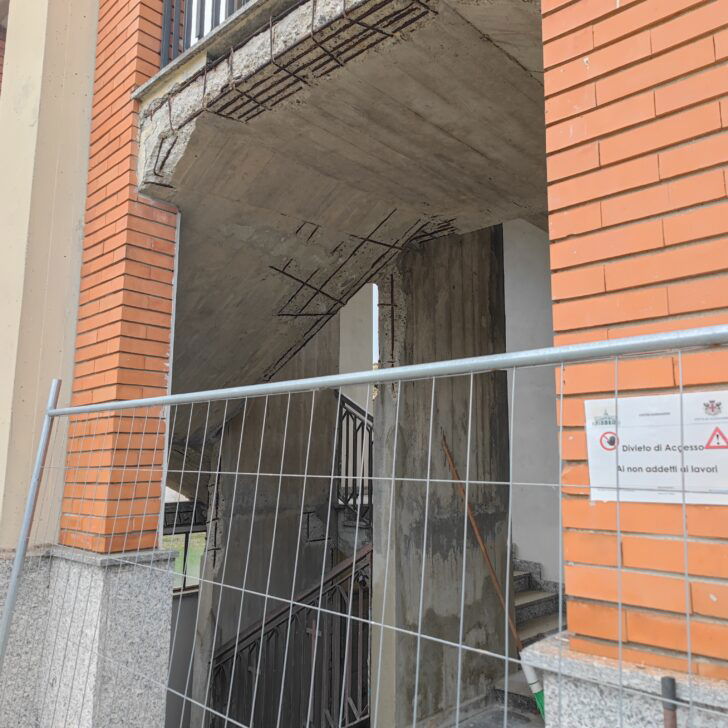 Cimitero, rafforzate le barriere davanti ai sepolcreti chiusi: “Comprendiamo la frustrazione ma è vietato entrare”