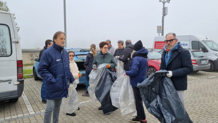 Anche tanti giovani volontari alla giornata di raccolta rifiuti del comitato Piscina Borgoglio e PlasticFree