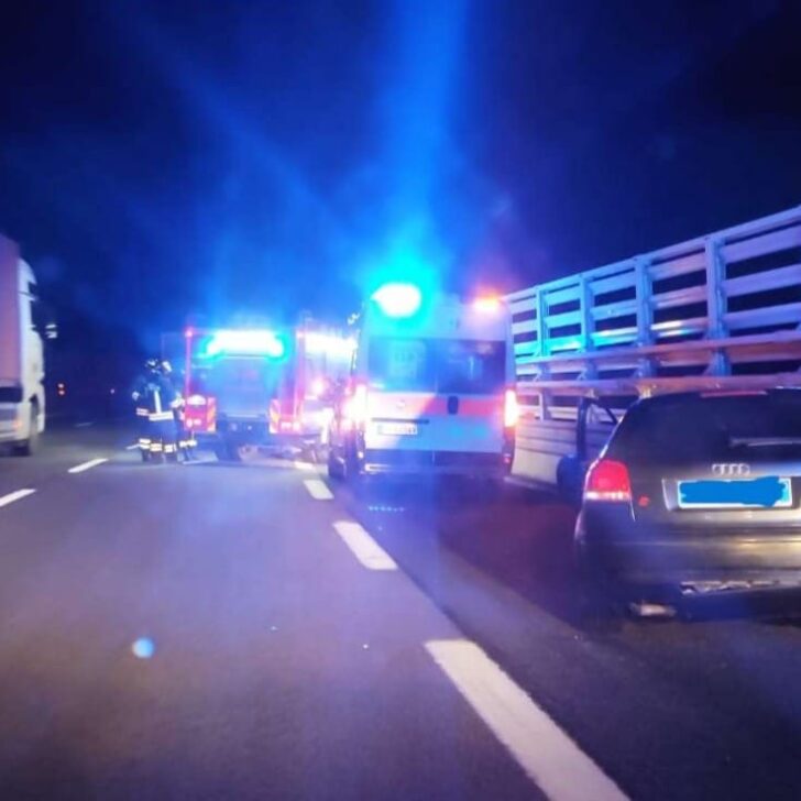 Incidente nella notte sulla A26: auto contro il guard rail