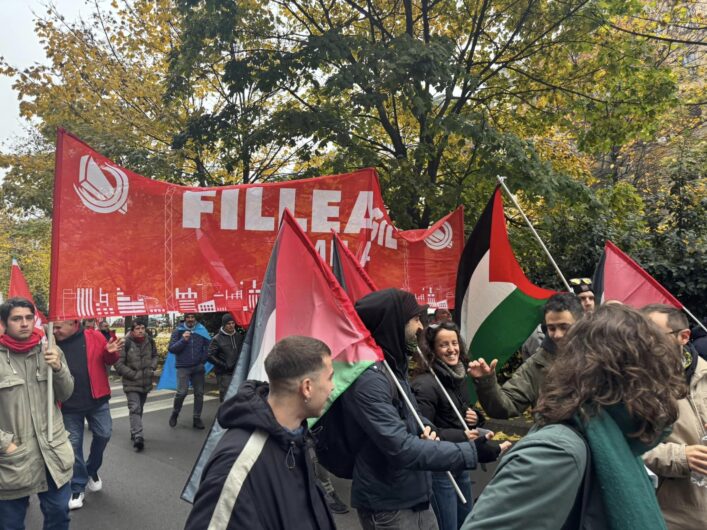 Milano, in migliaia in piazza per lo sciopero generale di Cgil e Uil