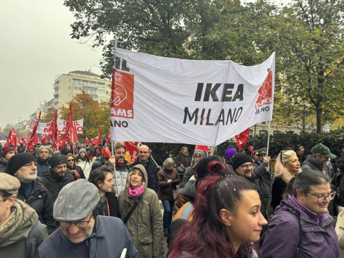 Milano, in migliaia in piazza per lo sciopero generale di Cgil e Uil