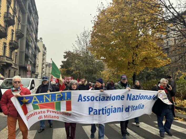 Milano, in migliaia in piazza per lo sciopero generale di Cgil e Uil