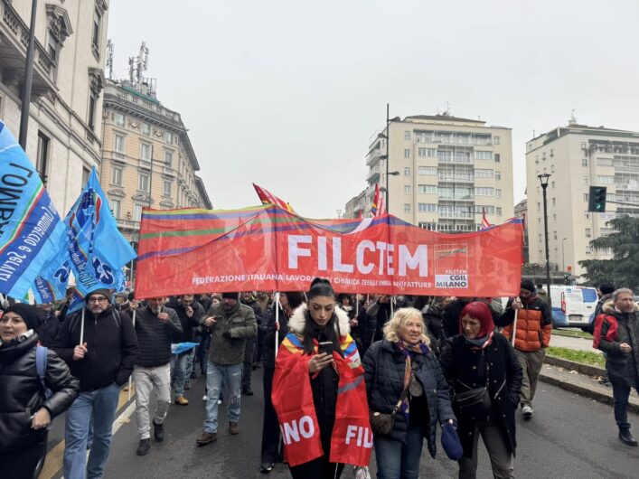 Milano, in migliaia in piazza per lo sciopero generale di Cgil e Uil