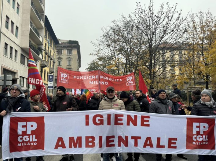 Milano, in migliaia in piazza per lo sciopero generale di Cgil e Uil