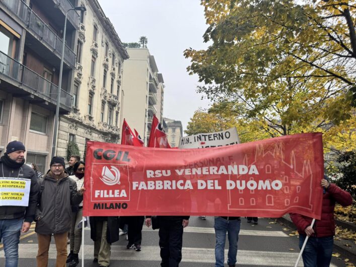 Milano, in migliaia in piazza per lo sciopero generale di Cgil e Uil