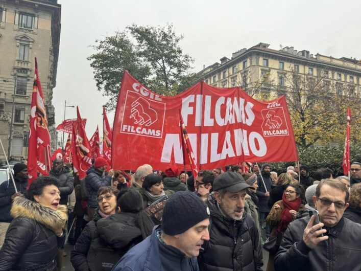 Milano, in migliaia in piazza per lo sciopero generale di Cgil e Uil