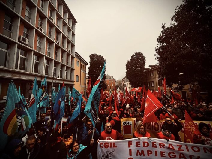 Pavia: sciopero generale, centinaia in corteo per le vie della città