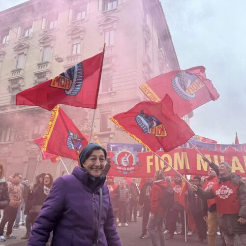 Milano, in migliaia in piazza per lo sciopero generale di Cgil e Uil