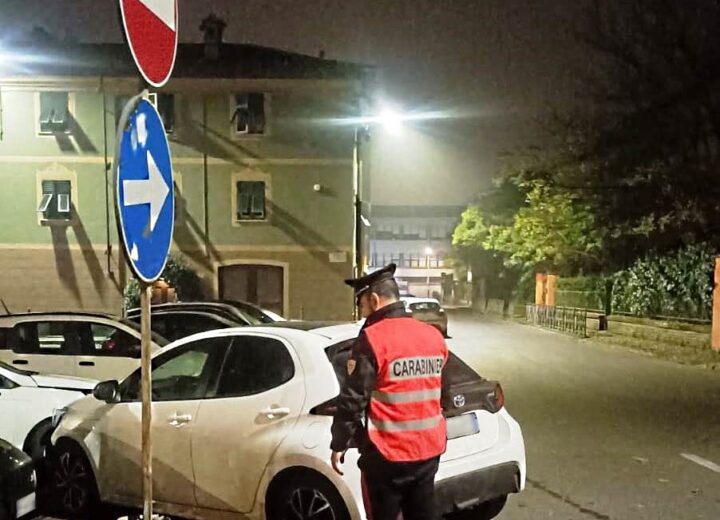 Perde controllo dell’auto e finisce contro vetture in sosta in piazza XX Settembre