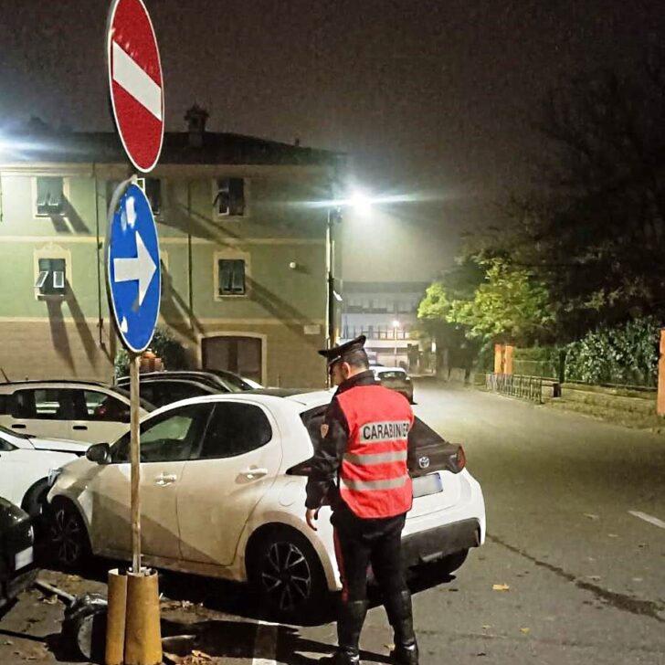 Perde controllo dell’auto e finisce contro vetture in sosta in piazza XX Settembre