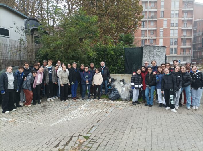 Anche tanti giovani volontari alla giornata di raccolta rifiuti del comitato Piscina Borgoglio e PlasticFree