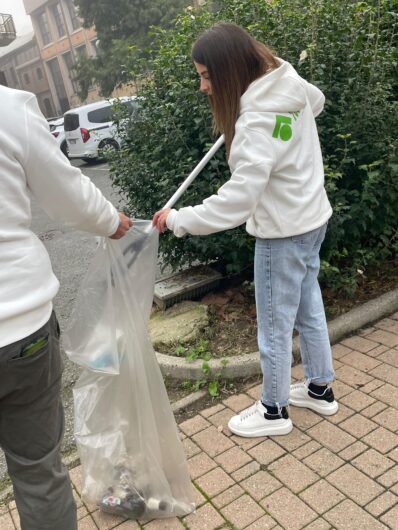 Anche tanti giovani volontari alla giornata di raccolta rifiuti del comitato Piscina Borgoglio e PlasticFree